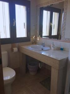 Koupelna v ubytování Hostal Catedritos Ibéricos A-5 Km 154 A 5 KM DE OROPESA A 1 KM DE HERRERUELA DE OROPESA