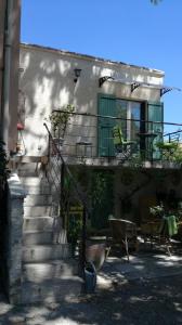モンファヴェにあるBerne &Michelの緑の扉のある建物へ続く階段