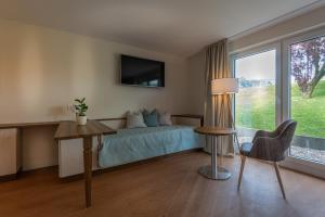 TV a/nebo společenská místnost v ubytování BE BIO Hotel be natural - direkt am Wasser