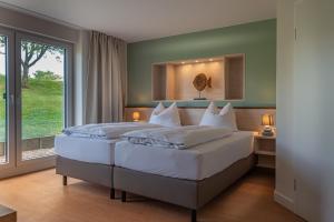 Postel nebo postele na pokoji v ubytování BE BIO Hotel be natural - direkt am Wasser