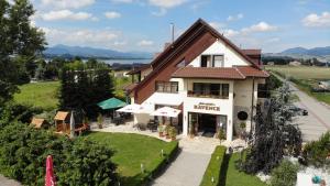 una vista aérea de una casa con un restaurante en Penzion Ravence en Liptovský Trnovec
