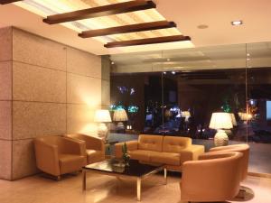 Posezení v ubytování Ramee Grand Hotel and Spa, Pune