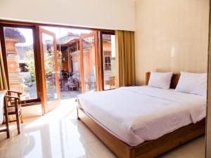 Säng eller sängar i ett rum på Guna Graha Kuta by Kamara