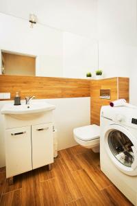 La salle de bains est pourvue d'un lave-linge et de toilettes. dans l'établissement Monte Cassino Apartments, à Sopot