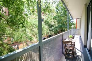balcone con 2 sedie e un tavolo sopra di Glasir Apartments Barcelona a Barcellona
