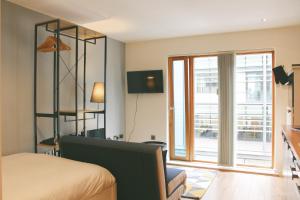 Una habitación de hotel con una cama y una ventana. en Homely Serviced Apartments - Blonk St, en Sheffield