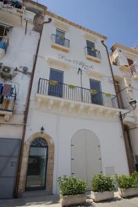 un edificio bianco con porta e balcone di Don Alfredo a Taranto