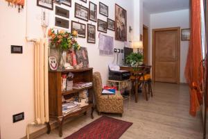 un soggiorno con tavolo e sedia di A Casa Fachin Room & Breakfast a Bologna
