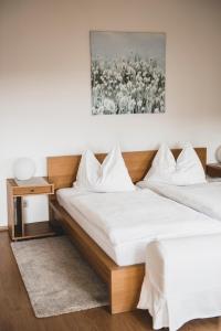 duas camas num quarto com uma fotografia na parede em Hohler Appartement Gamlitz em Gamlitz