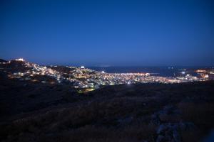 vistas a una ciudad iluminada por la noche en ERMOUPOLIS PANORAMA ART VILLA, en Ermoupoli 34 fotos más