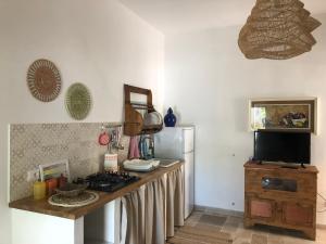 Kuchyň nebo kuchyňský kout v ubytování FICOMORO surf house
