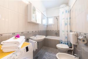 Kúpeľňa v ubytovaní Guest House Riverside + 37 fotografií