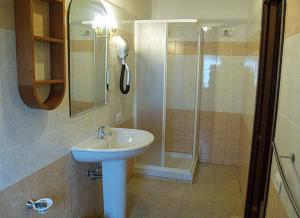 ein Bad mit einem Waschbecken und einer Dusche in der Unterkunft Agriturismo Le Frasche in Alberese