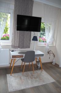 een bureau met een computer en een stoel in de kamer bij Weingut Krikler in Weiden am See