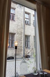 ein großes Fenster mit Blick auf ein Gebäude in der Unterkunft Hotel am Hoken in Quedlinburg