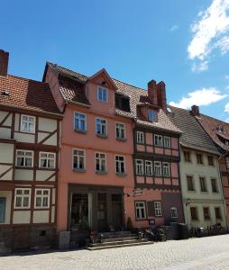 een rij oudere gebouwen in een straat bij Hotel am Hoken in Quedlinburg