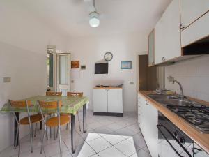 プロッキオにあるApartment Colle Procchio by Interhomeのキッチン(テーブル、椅子、シンク付)