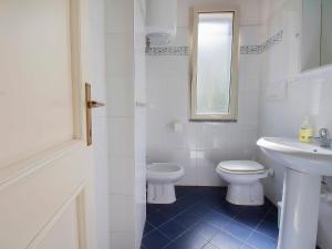 プロッキオにあるApartment Colle Procchio by Interhomeの白いバスルーム(トイレ、シンク付)