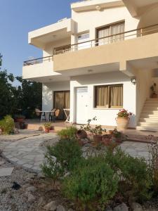 una casa con balcone e patio di Arilena Holiday Apartments a Paphos