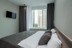Giường trong phòng chung tại Greendoor Arcadia