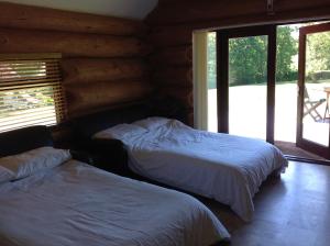 Giường trong phòng chung tại lyne view, log cabin