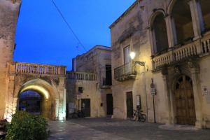 un vicolo in un vecchio edificio di notte di Arco Suite a Lecce