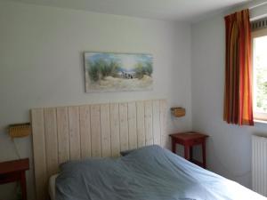 ein Schlafzimmer mit einem Bett und einem Wandgemälde in der Unterkunft Kijkduinvilla in Den Haag