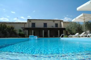una gran piscina frente a una casa en San Domenico Residence, en Arenella
