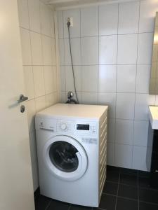 ベルゲンにあるBergen City Apartments Halvkannesmauetの小さな部屋に洗濯機と乾燥機があります。