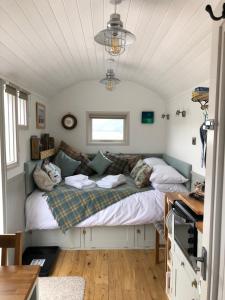 Fisherman's Hut في تاربيرت: غرفة نوم بسرير في غرفة