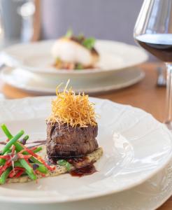 un plato blanco con un trozo de comida en una mesa en Chateau Mcely, en Mcely