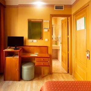 Televízia a/alebo spoločenská miestnosť v ubytovaní Hotel Torrepalma