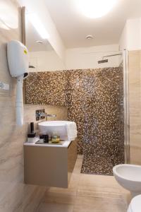 uma casa de banho com um lavatório e um chuveiro em Domus Bellagio em Bellagio