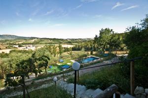 uitzicht op een zwembad en een resort bij Casale del Monsignore in Spoleto