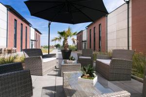 En terrasse eller udendørsområde på Zenao Appart'hôtels Troyes