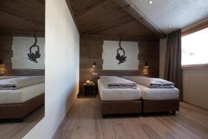 sypialnia z 2 łóżkami w pokoju w obiekcie Chalet Cuna Bela w Livigno