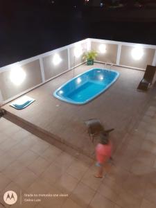 Kolam renang di atau di dekat Casa com conforto e segurança