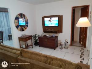 A television and/or entertainment centre at Casa com conforto e segurança