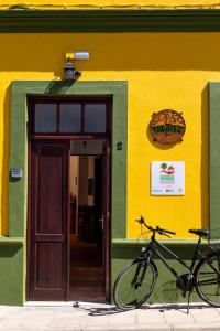 una bicicleta estacionada frente a un edificio en Tabaiba Guesthouse, en Buenavista del Norte