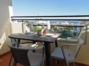 - Balcón con mesa y 2 sillas en Sea View 3, en Albufeira
