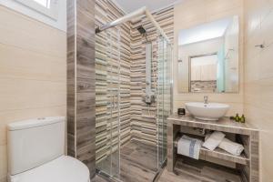 Koupelna v ubytování Stathis Studios I + 16 fotografií