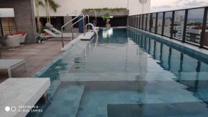 una piscina en la azotea de un edificio en Studio Time 1312 - Luxo - Ponta Verde - Maceió-AL, en Maceió