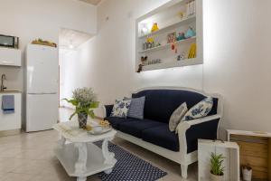 ein Wohnzimmer mit einem blauen Sofa und einem Tisch in der Unterkunft B&B King in Verona
