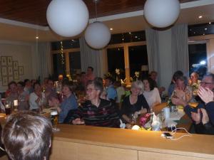 een groep mensen die aan een tafel zitten bij Gasthaus Sonne GbR in Trennfeld