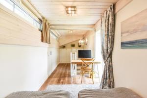 a tiny house with a dining room and a table at Žalia kopa House in Palanga