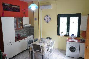 kuchnia ze stołem i jadalnią w obiekcie A Casa Mia w mieście Giffoni Valle Piana