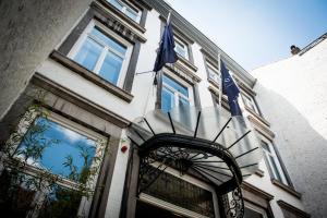 a building with a street light on the side of it at Fitz Roy Urban Hotel, Bar and Garden in Maastricht