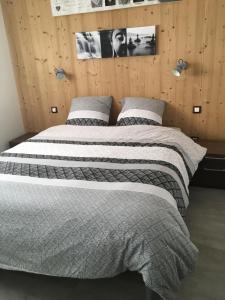 2 nebeneinander sitzende Betten in einem Schlafzimmer in der Unterkunft Au Jardin de Lina in Lapoutroie