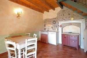 a small kitchen with a table and a stove at Cascina Le Preseglie in Desenzano del Garda