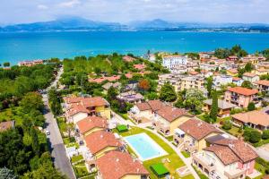 uma vista aérea de uma cidade com casas e a água em Appartamenti Acquadolce em Peschiera del Garda